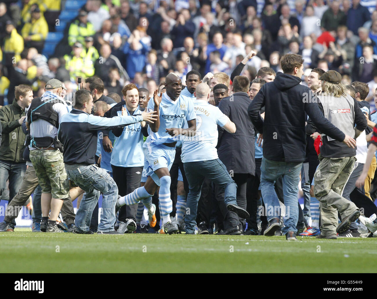 Football - Barclays Premier League - Manchester City / Queens Park Rangers - Etihad Stadium.Les fans envahissent le terrain à la suite de la victoire de Manchester City lors du match de la Barclays Premier League au Etihad Stadium de Manchester. Banque D'Images