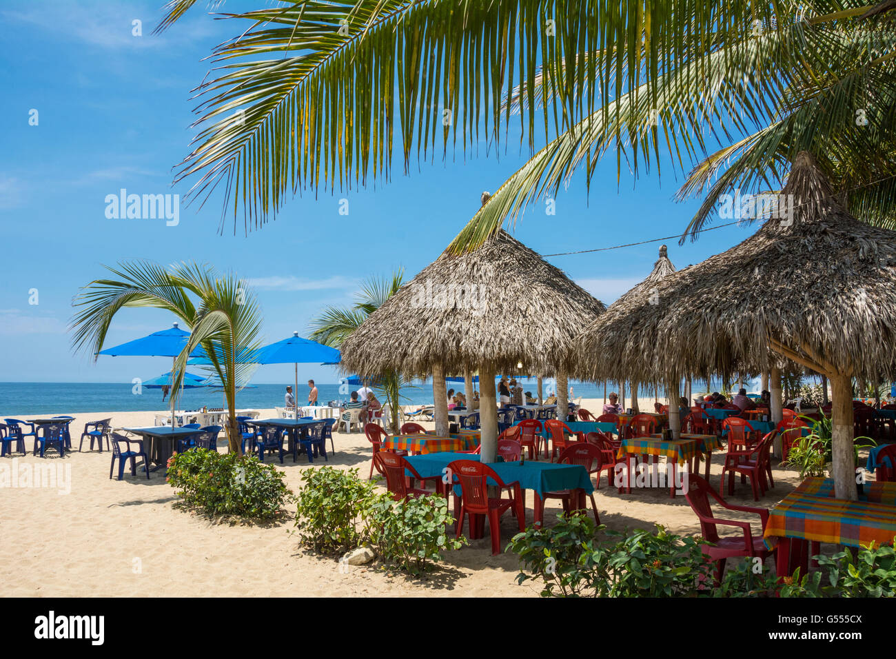 Restaurant sur la plage à San Francisco ('SanPancho'), Nayarit, Mexique. IMAGE D'ARCHIVAGE à partir de 2015. Le restaurant sur la plage a été rénové. Banque D'Images