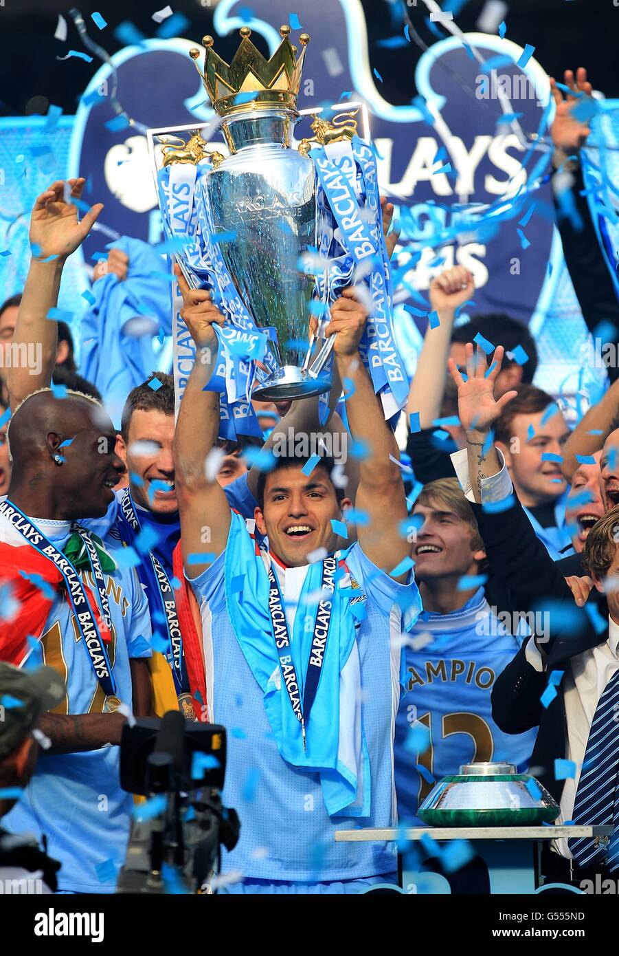 Sergio Aguero de Manchester City lève le trophée de la Barclays Premier League Banque D'Images