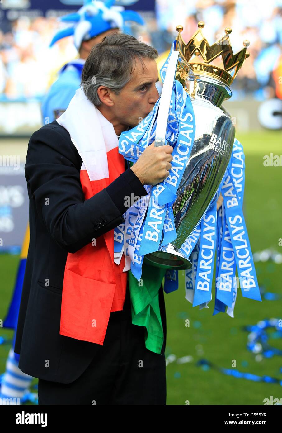 Football - Barclays Premier League - Manchester City / Queens Park Rangers - Etihad Stadium.Roberto Mancini, directeur de Manchester City, embrasse le trophée Barclays Premier League Banque D'Images