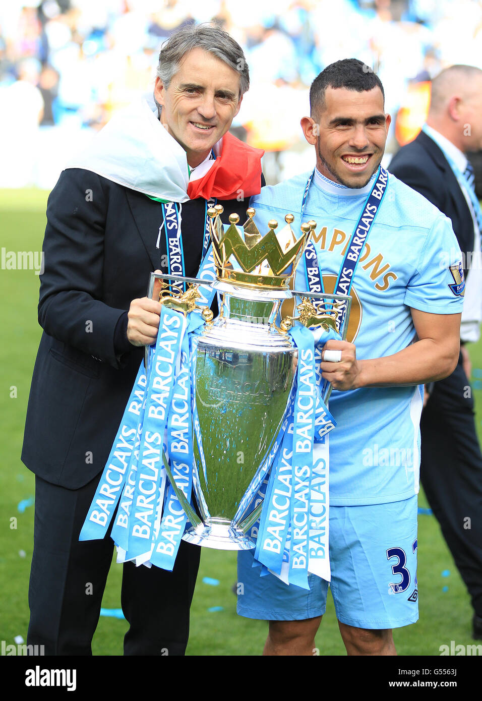 Football - Barclays Premier League - Manchester City / Queens Park Rangers - Etihad Stadium.Roberto Mancini, directeur de Manchester City (à gauche), célèbre la victoire de la Premier League avec Carlos Tevez (à droite) Banque D'Images