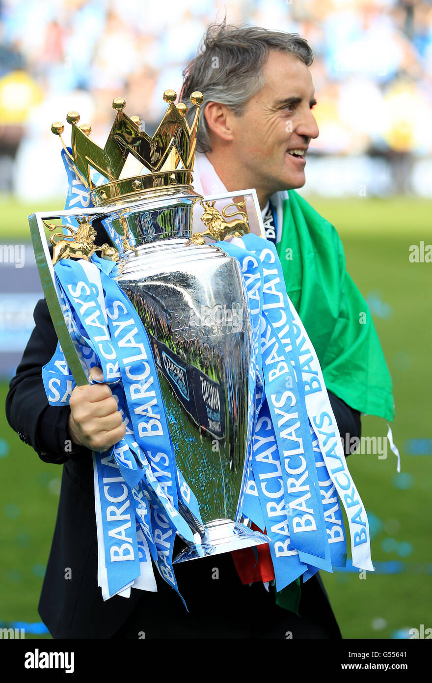 Roberto Mancini, le directeur de Manchester City, célèbre avec le Barclays Premier Trophée de la ligue Banque D'Images