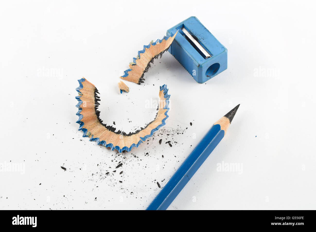 Fermer l'accent sur aiguiser crayon bleu à côté de taille-crayon et les copeaux sur papier blanc Banque D'Images