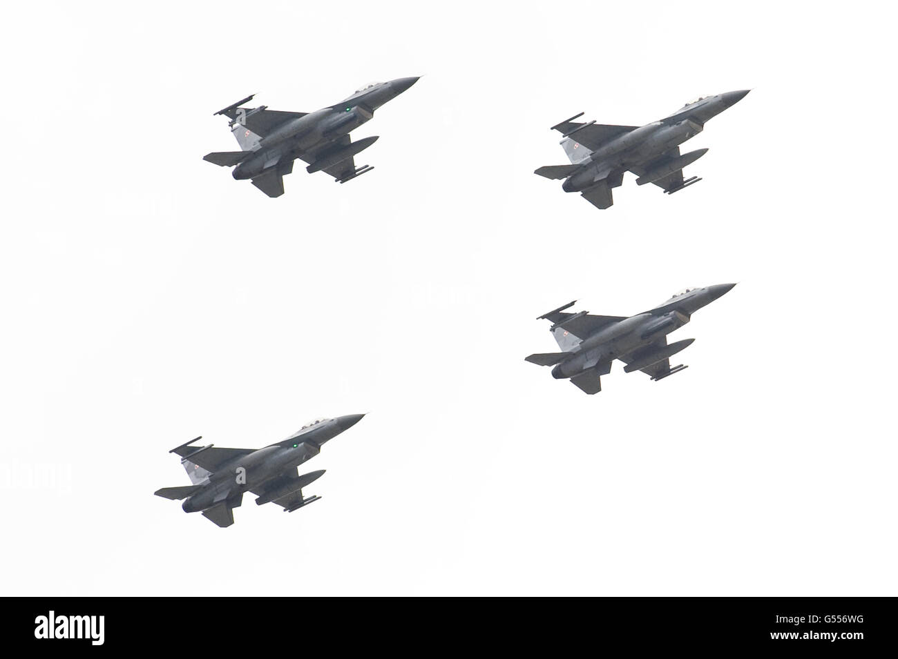 Lask, Pologne. 26 Septembre, 2015. Quatre avions de chasse F16 de l'Armée de l'Air polonaise ©Marcin Rozpedowski/Alamy Stock Photo Banque D'Images