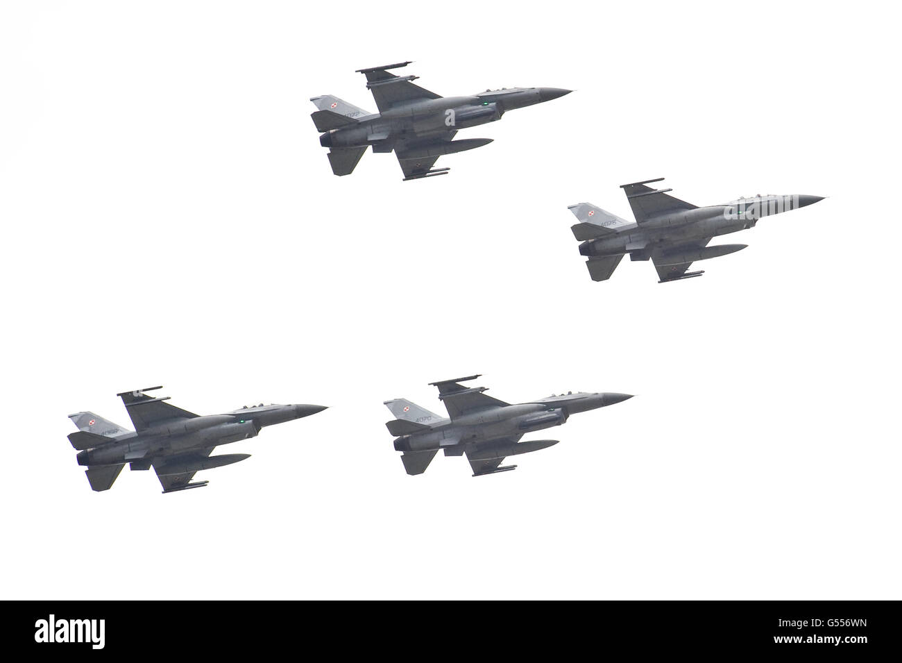 Lask, Pologne. 26 Septembre, 2015. Quatre avions de chasse F16 de l'Armée de l'Air polonaise ©Marcin Rozpedowski/Alamy Stock Photo Banque D'Images