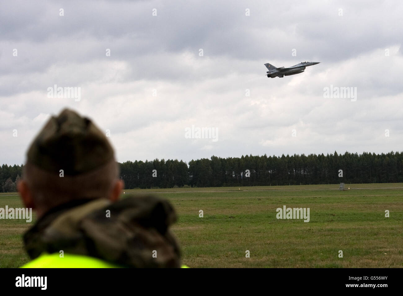 Lask, Pologne. 26 Septembre, 2015. Chasseur à réaction F16 de l'Armée de l'Air polonaise ©Marcin Rozpedowski/Alamy Stock Photo Banque D'Images