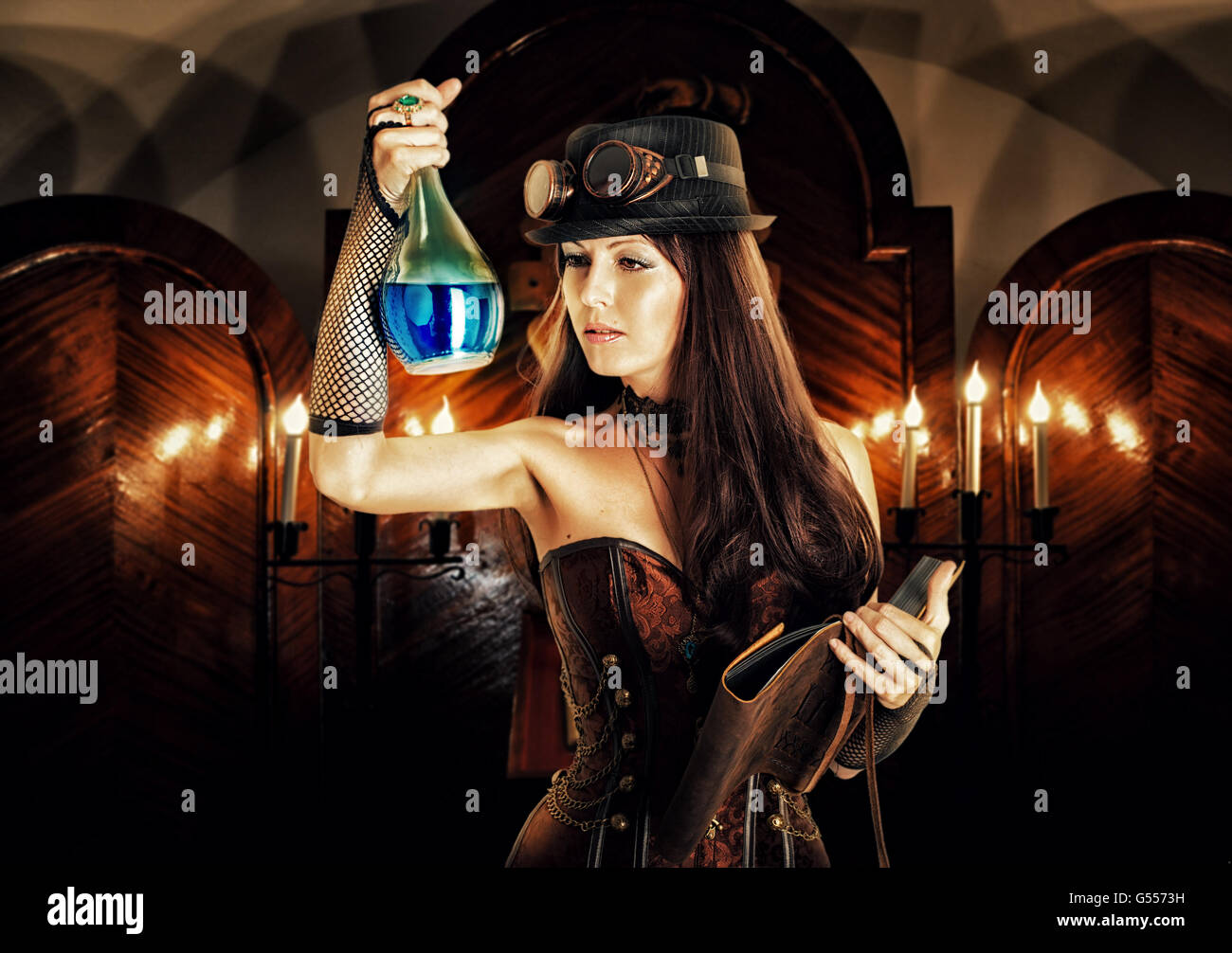 Alchimiste. Belle brunete femme sorcière portant style steampunk prépare  une potion ou poison dans un laboratoire occulte secret et lit Photo Stock  - Alamy