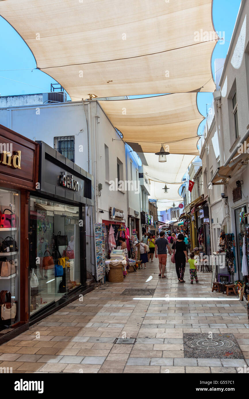 BODRUM, TURQUIE - 24 juin 2015 : des inconnus dans la rue de Bodrum, Turquie. Bodrum est connu pour ses plages, centres de villégiature, une Banque D'Images