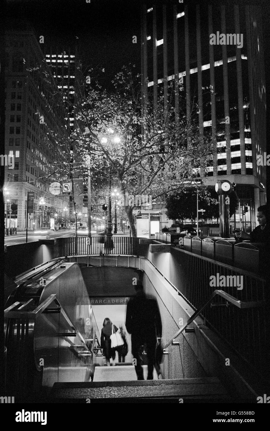 Entrée de la station BART Embarcadero sur Market Street en Californie et Drumm Rues, San Francisco, CA, USA, nuit Banque D'Images