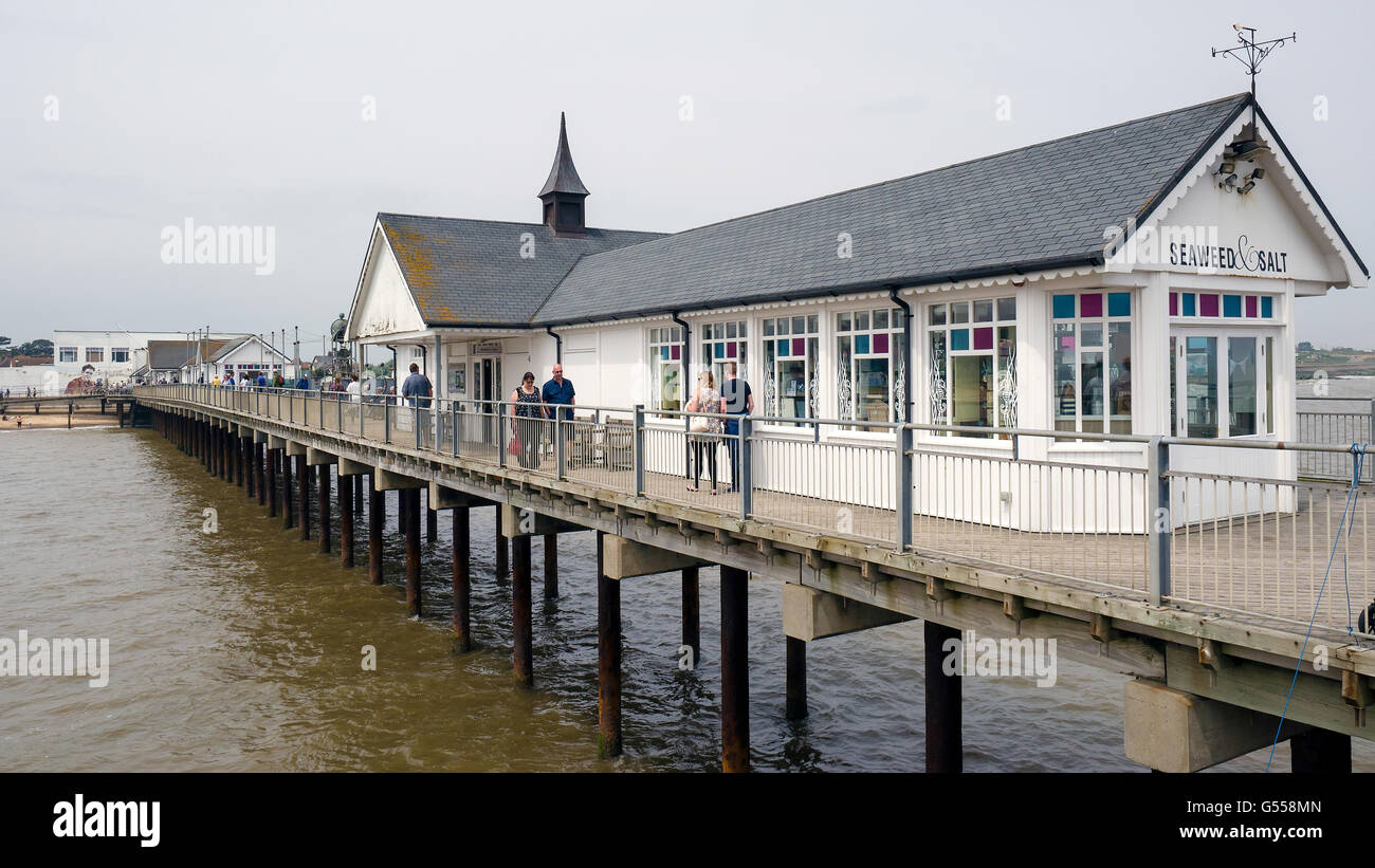 Les gens se promener le long de l'Embarcadère de Southwold Banque D'Images