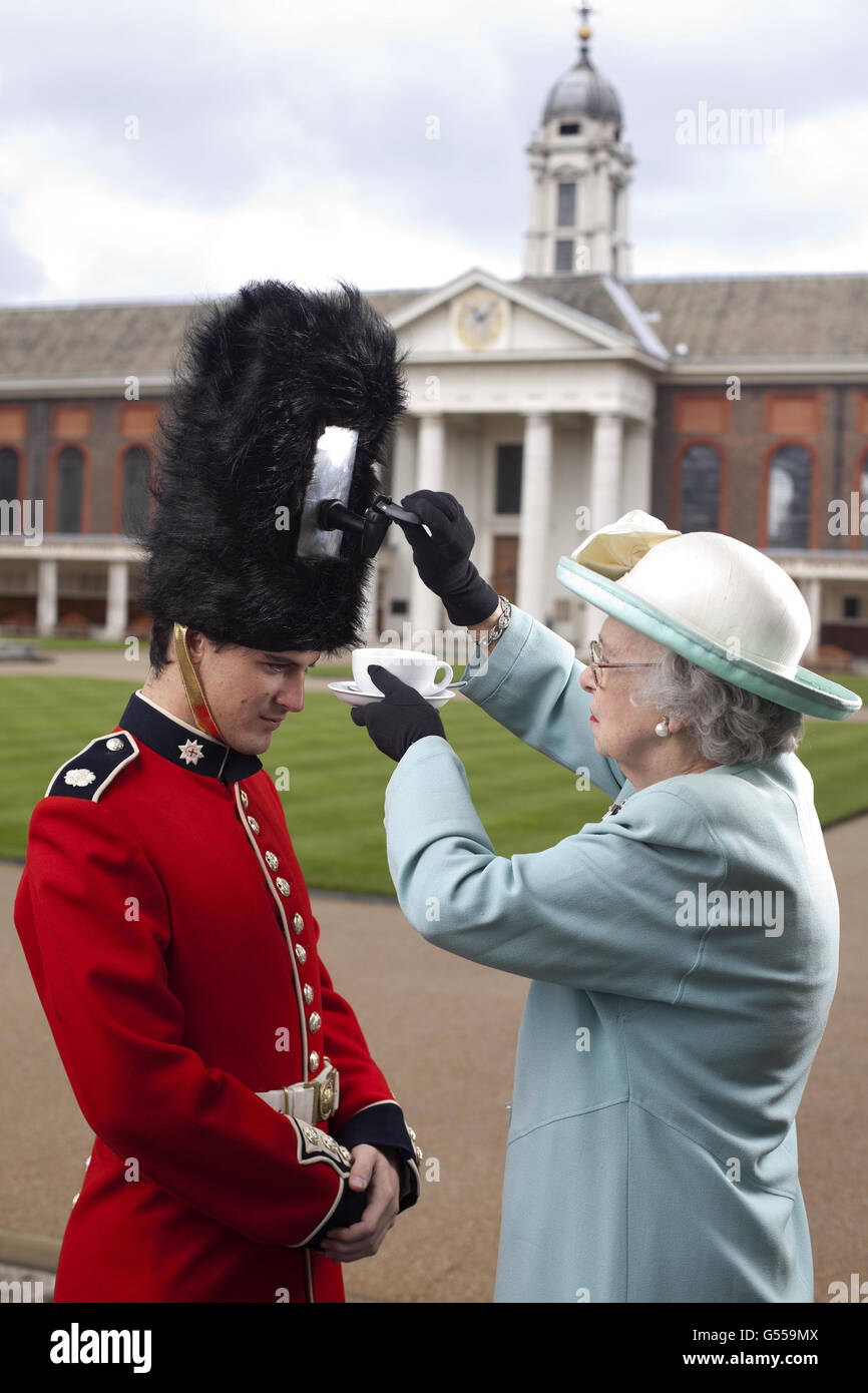 Elizabeth Richard, reine Elizabeth look-Alike, s'aide à une tasse de thé pour lancer le sac de thé de rue de Tetley Tea, édition limitée, 60 personnes, pour coïncider avec les célébrations du Jubilé, au Royal Hospital Chelsea à Londres. Banque D'Images