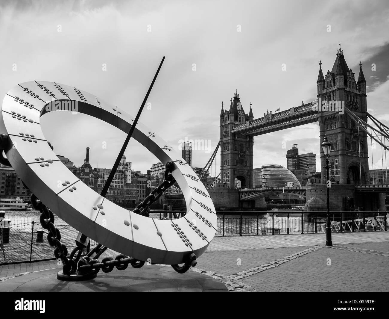 Cadran solaire près de Tower Bridge à Londres Banque D'Images