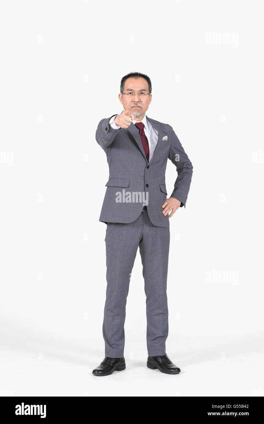 Senior businessman japonais sur fond blanc Banque D'Images