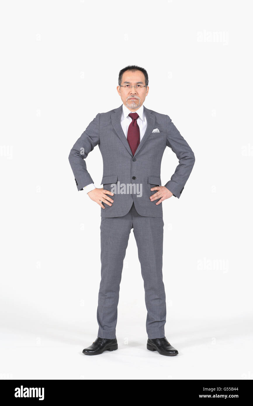 Senior businessman japonais sur fond blanc Banque D'Images