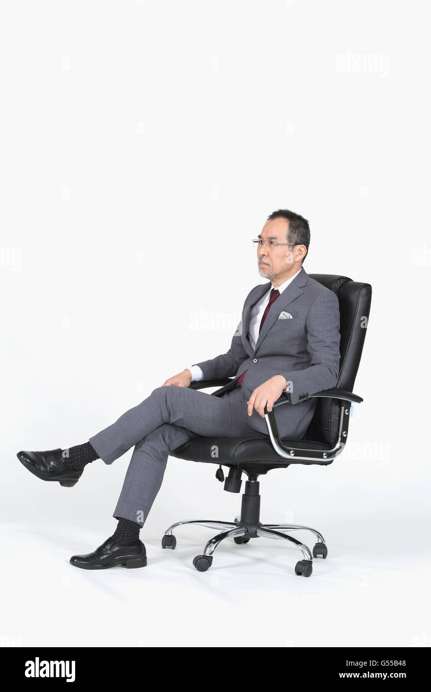 Senior businessman japonais sur fond blanc Banque D'Images