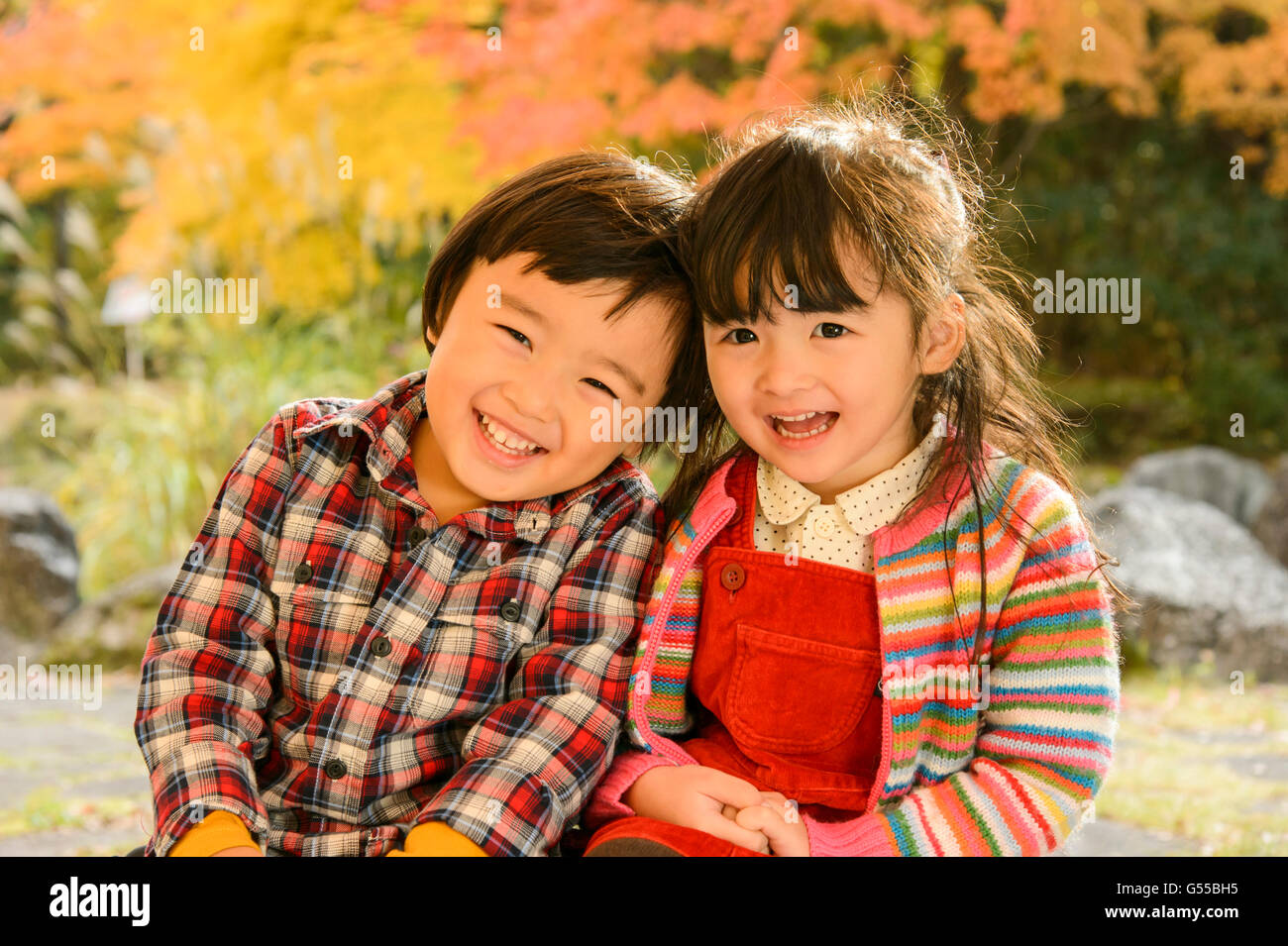 Les enfants jouant dans un parc Banque D'Images