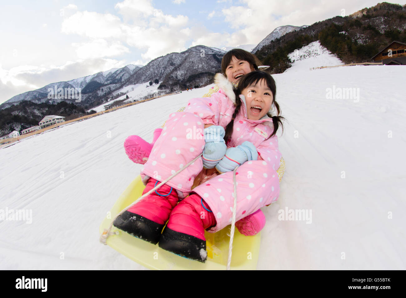 Les enfants jouant dans la neige Banque D'Images