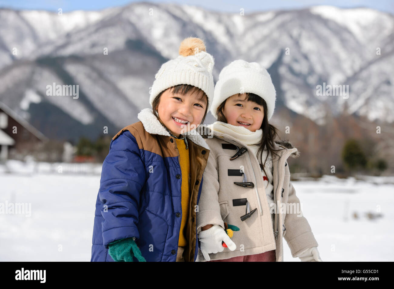 Les enfants jouant dans la neige Banque D'Images