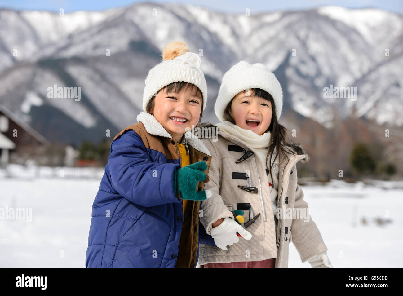 Les enfants jouant dans la neige Banque D'Images