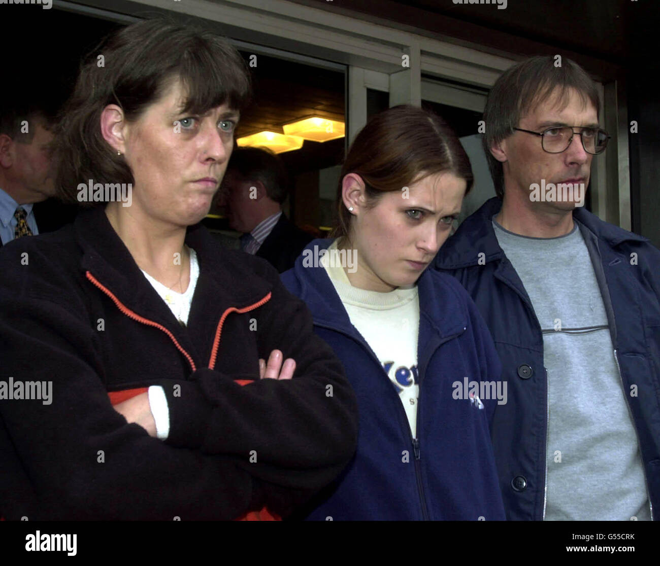 Les parents de la victime de la MCJ, Thomas Gemmel, Pauline (L) et Robert Gemmel, ainsi que leur fille, Sarah, à l'extérieur de la Cour de justice de Crewe, après avoir assisté à une enquête sur la mort de leur fils. Banque D'Images