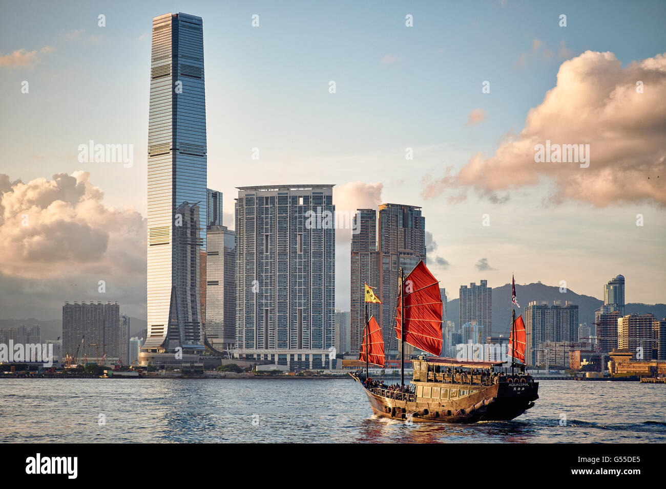 L'Aqua Luna junk prend touriste sur une croisière autour du port de Victoria de Hong Kong. Banque D'Images