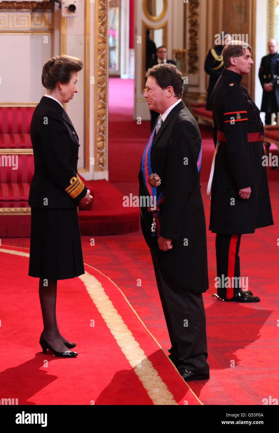 Sir Nigel Sheinwald, de Londres, est fait chevalier de la grande Croix de l'ordre de Saint Michel et de Saint George par la princesse royale lors d'une cérémonie d'investiture au Palais de Buckingham, dans le centre de Londres. Banque D'Images