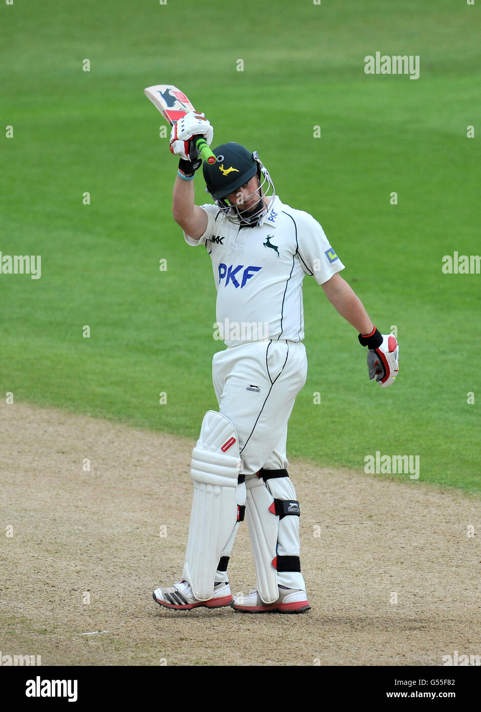 Steven Mullaney, du Nottinghamshire, célèbre son demi-siècle lors du championnat du comté de LV=, match de la division 1 à Trent Bridge, Nottingham. Banque D'Images