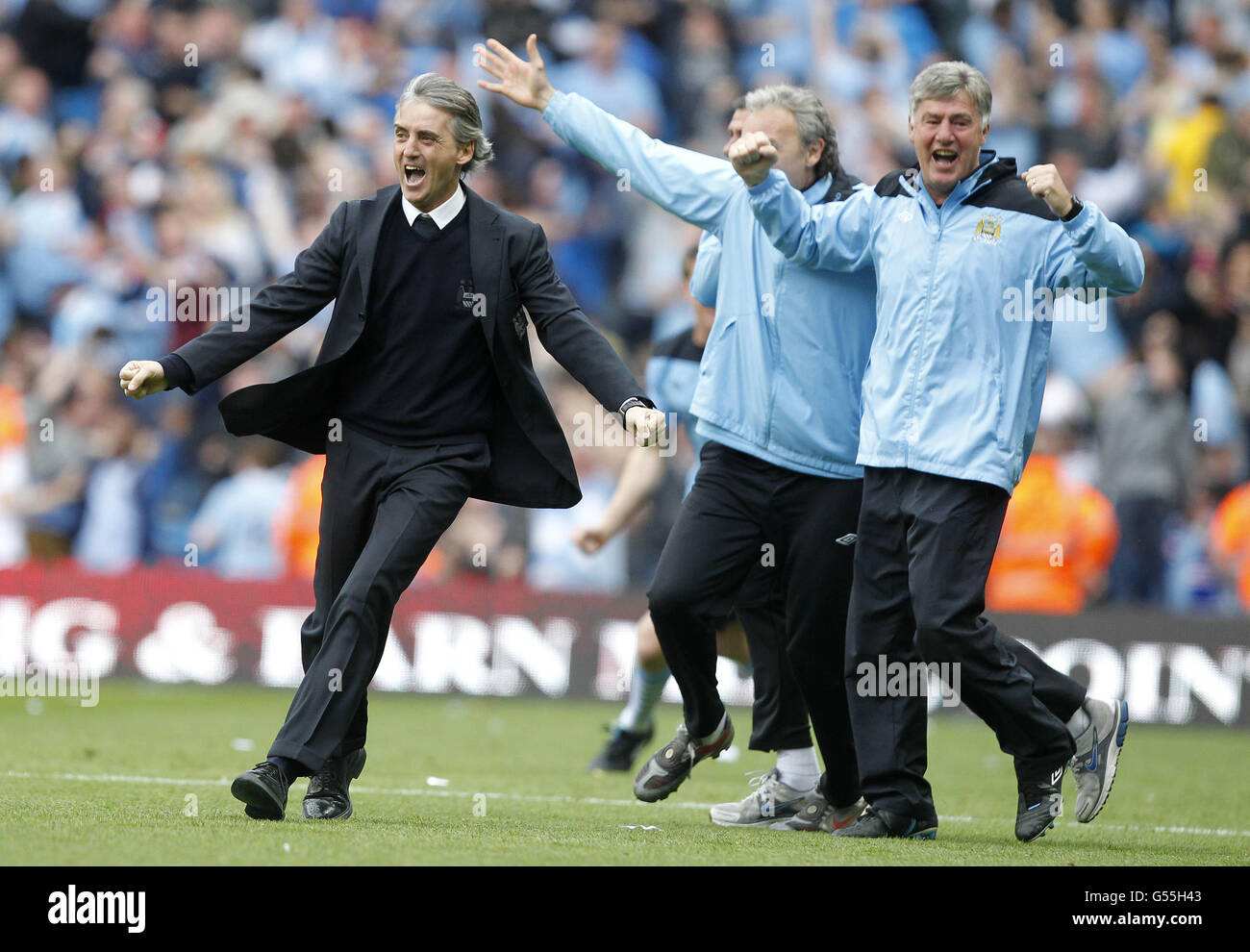 Roberto Mancini, directeur de la ville de Manchester, réagit alors que son équipe remporte la Premier League lors du match de la Barclays Premier League au Etihad Stadium de Manchester. Banque D'Images