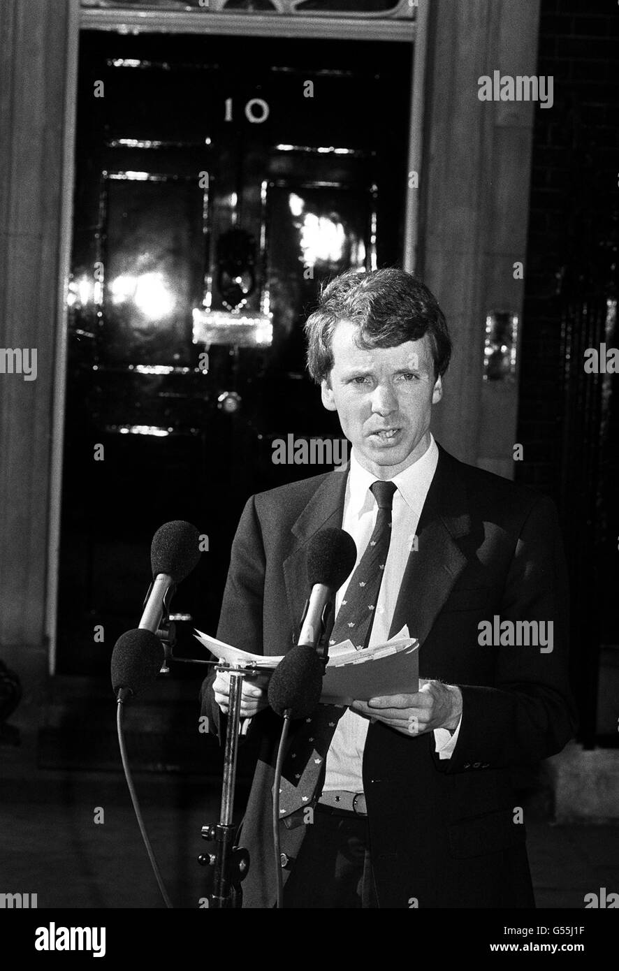 PA PHOTO 6/7/1988 LE MINISTRE DES SPORTS, Colin Moynihan annonçant l'intention du gouvernement de présenter une loi forçant les 92 CLUBS DE LA LIGUE DE FOOTBALL D'INSTAURER UN SYSTÈME DE CARTE D'ADHÉSION À L'ÉCHELLE NATIONALE, À PARTIR DE LA PORTE DU 10 Downing Street, Londres. Banque D'Images