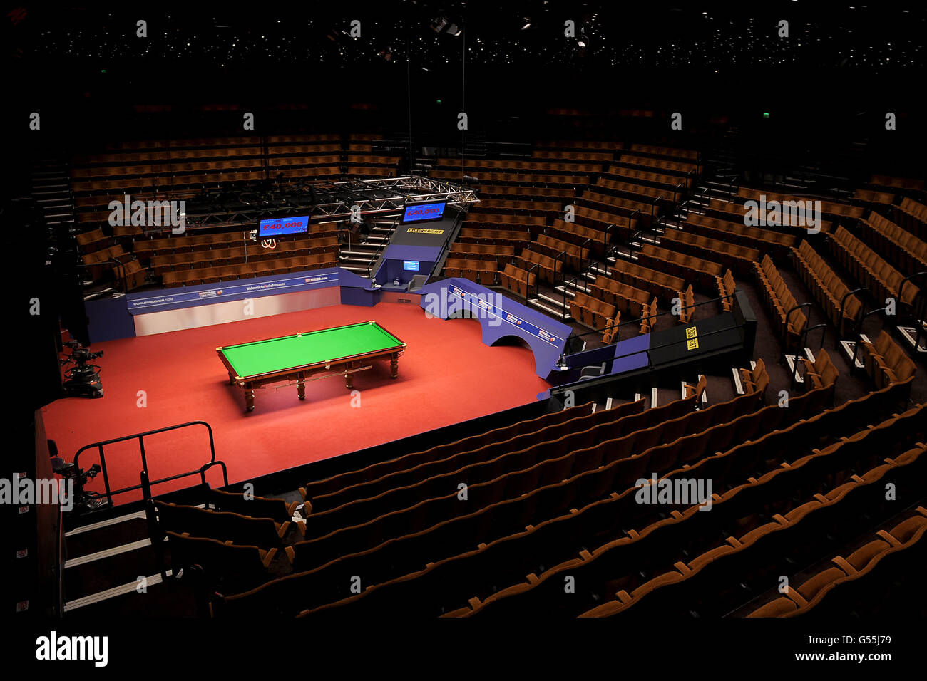 Vue générale de l'intérieur du théâtre Crucible avec une seule table de snooker avant le début du semi finales Banque D'Images