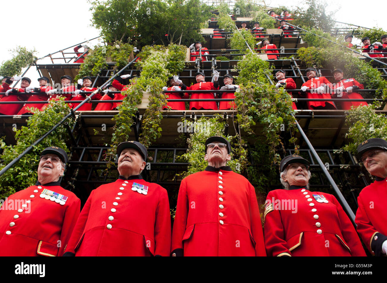 Les retraités de Chelsea ouvrent le Westland Magical Tower Garden, un jardin à sept niveaux de 24 mètres de haut, au RHS Chelsea Flower Show, à Chelsea, dans l'ouest de Londres. Banque D'Images