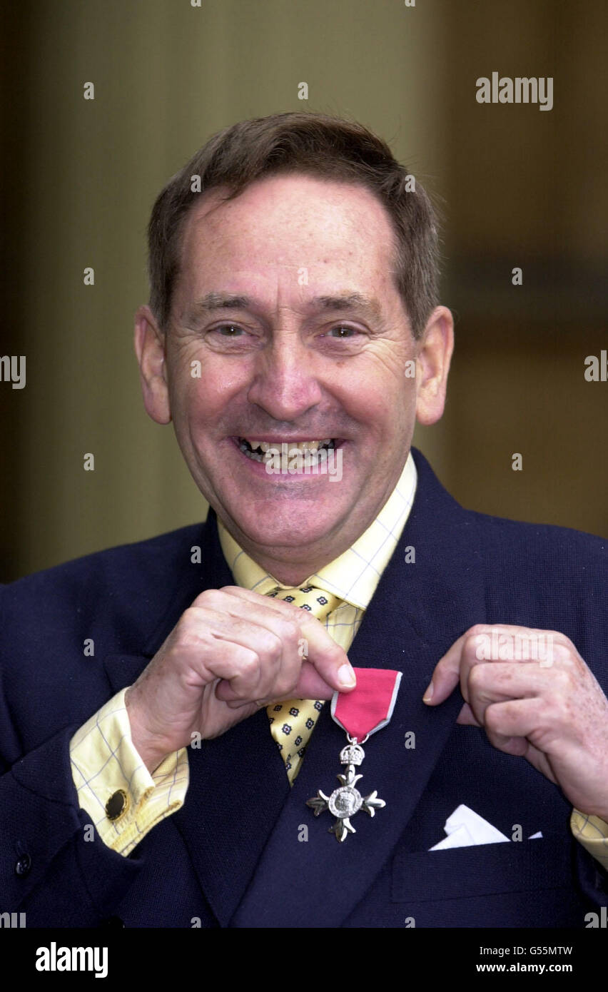 La légende musicale Lonnie Donegan a reçu une MBE, récompensée pour ses services de musique pop lors d'une cérémonie qui s'est tenue au Palais de Buckingham. Le musicien a été le pionnier de la musique de skiffle dans les années 1950 et a inspiré une génération d'adolescents britanniques à créer leurs propres groupes. *...including ancien Beatle Sir Paul McCartney. 04/11/02 : la légende musicale Lonnie Donegan. Roi de la skiffle Lonnie Donegan est mort après s'être effondré à mi-chemin d'une tournée britannique. La star, dont les coups comprenaient Cumberland Gap et My Old Man, UN bonhomme de poussière, était avec sa femme et son fils lorsqu'il est mort hier à Peterborough. Donegan, qui avait subi une série Banque D'Images