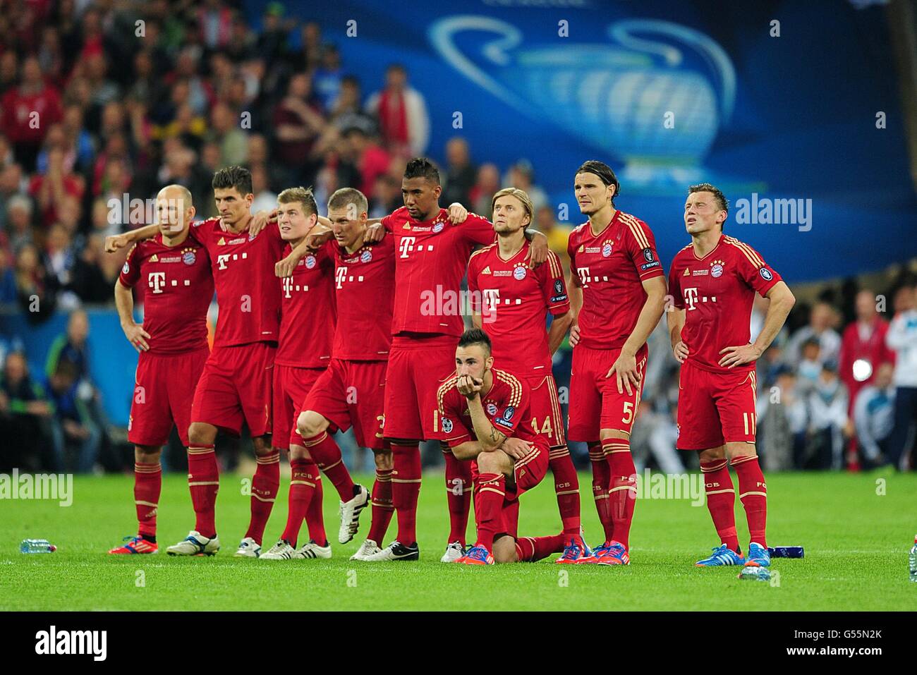 Football - Ligue des champions de l'UEFA - finale - Bayern Munich / Chelsea - Allianz Arena.L'équipe du Bayern Munich regarde le tir de pénalité se dérouler Banque D'Images