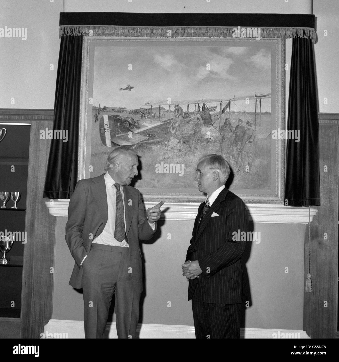 Sir William Barlow (r), président du bureau de poste, s'est entretenir avec l'artiste militaire Terence Cuneo après avoir dévoilé le nouveau tableau de M. Cuneo, « First Air Post », au dépôt de courrier et de messagerie du domicile de l'Armée de terre à Mill Hill, au nord de Londres. La peinture enregistre la part des Royal Engineers dans le premier courrier aérien international il y a près de 60 ans, Et dépeint RES du service postal déchargement du courrier pour les troupes d'occupation britanniques d'un avion de la première Guerre mondiale à Cologne, en Allemagne, en 1919.il apparaîtra sur des couvertures philatéliques commémoratives en mars prochain pour marquer le Jubilé de diamant du premier Banque D'Images