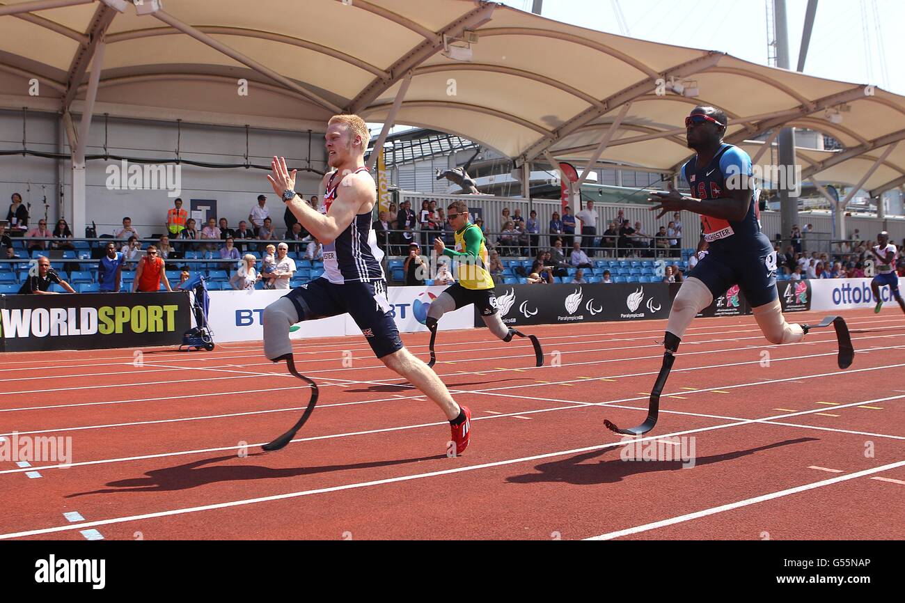 Jonathan Peacock (à gauche), en Grande-Bretagne, a terminé devant Blake aux États-Unis Leeper pendant le T42/43/44 hommes 100m pendant le jour 1 de La coupe du monde paralympique BT 2012 à Manchester Banque D'Images