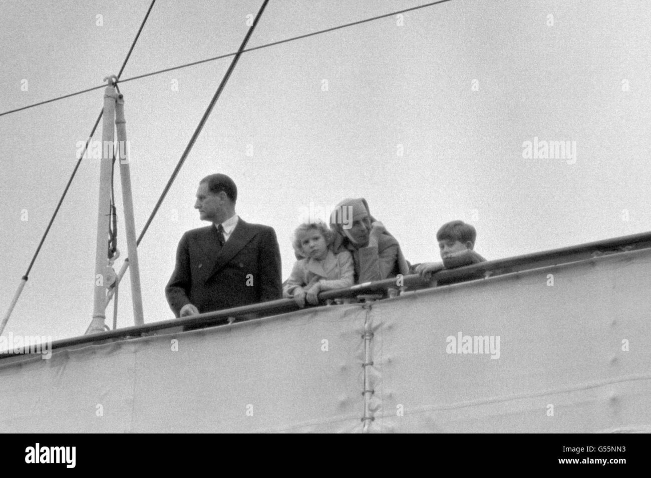 Le prince Charles et la princesse Anne avec leur grand-mère paternelle, la princesse Alice de Grèce, regardent un navire qui passe du rail du yacht royal Britannia, qu'ils embarquent à Southampton. Banque D'Images