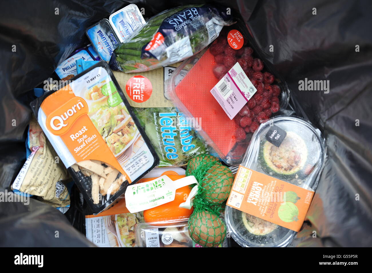 Déchets alimentaires.Les aliments périmés et non ouverts provenant d'un foyer sont jetés dans une poubelle. Banque D'Images