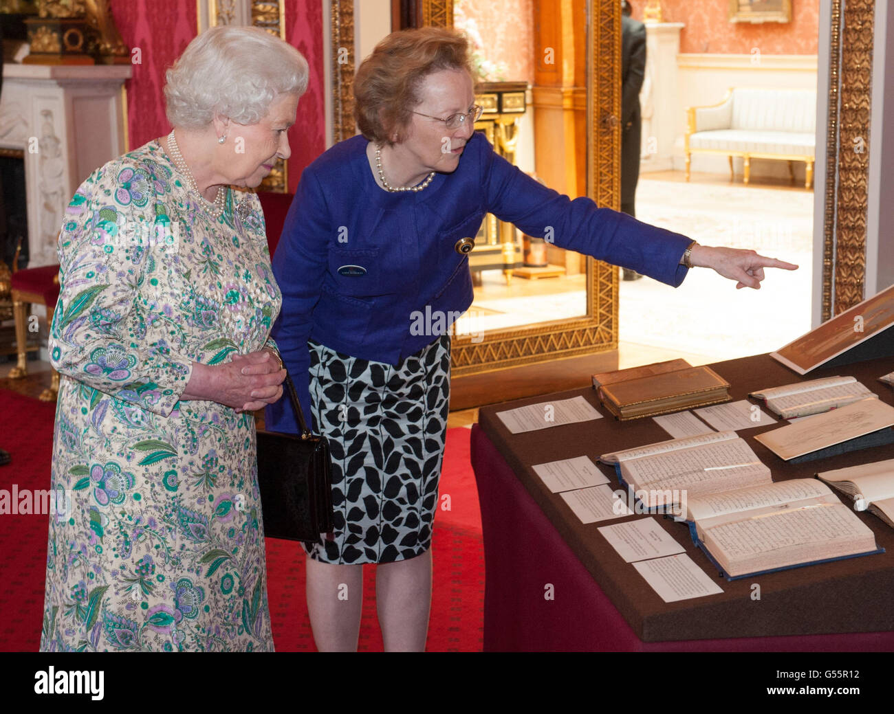 La reine Elizabeth II voit les journaux de la reine Victoria, accompagnés  de Lady Roberts, lors d'une réception pour lancer le projet Queen Victoria  Journals Online, à Buckingham Palace, dans le centre