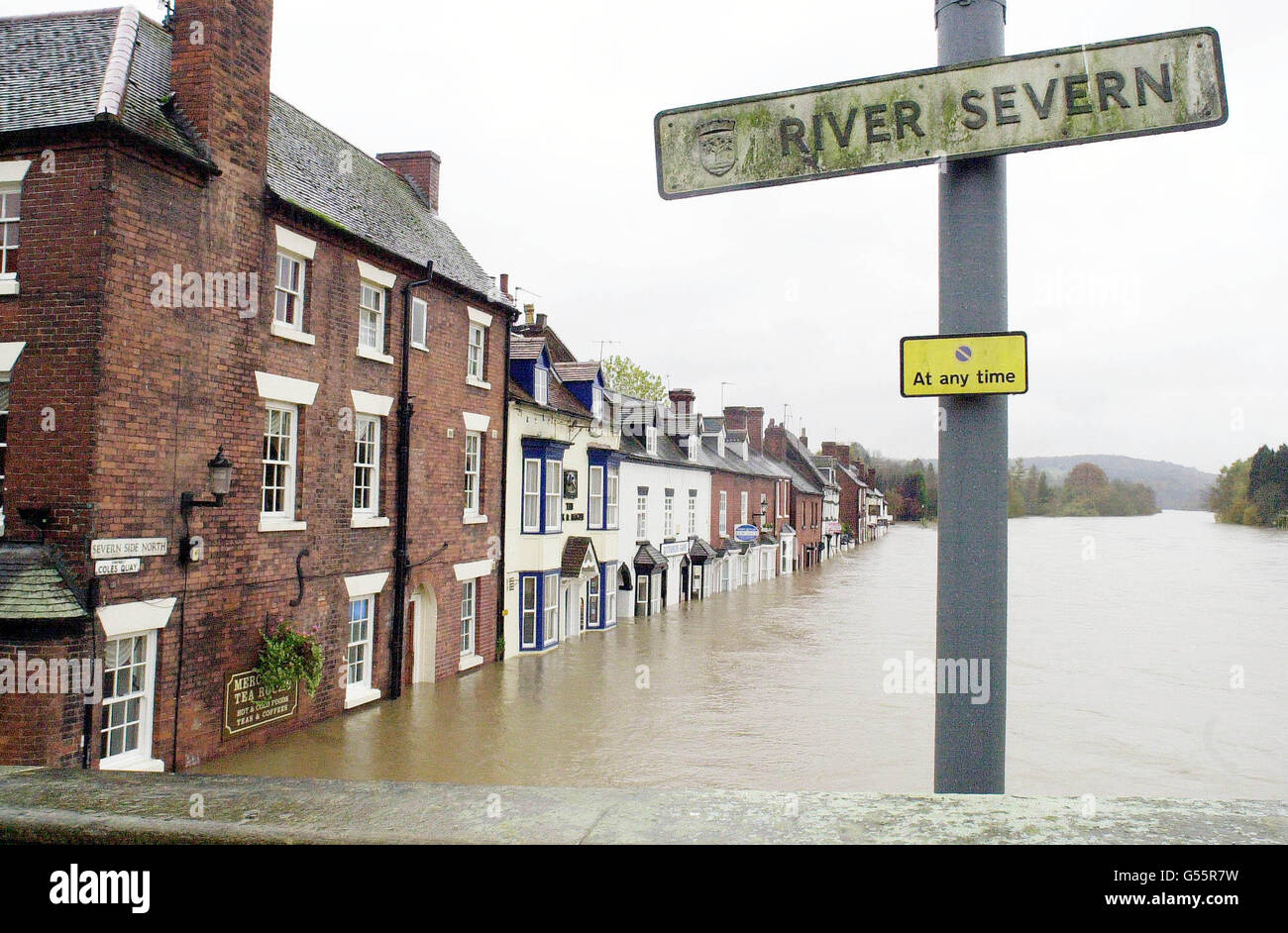 Les effets dévastateurs des eaux montantes de Bewdley qui ont plongé 200 maisons et entreprises sous plusieurs pieds d'eau.De graves avertissements d'inondation étaient en place aujourd'hui sur neuf rivières à travers le pays, mais la rivière Severn est restée la plus grande préoccupation.*...avec le débit de pointe cet après-midi à Bewdley devrait être supérieur à 1947. Banque D'Images