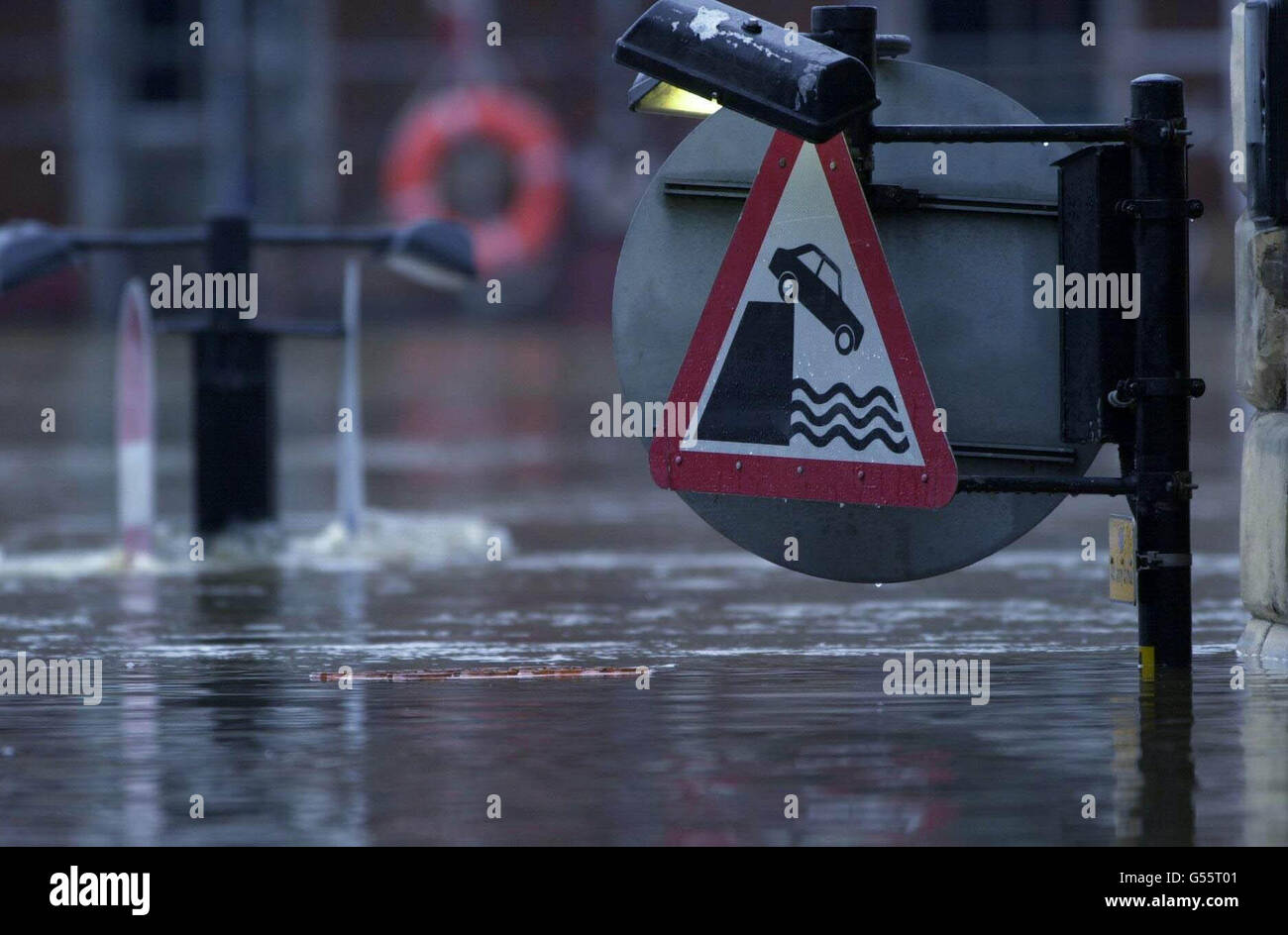 La rivière Ouse se trouve près du haut d'un panneau de signalisation dans le North Yorkshire, les murs de défense contre les inondations restant proches de l'éclatement.Ailleurs dans le pays, le niveau des rivières dans certaines des zones les plus touchées a chuté, mais des centaines de propriétaires supplémentaires ont été évacués.* et des milliers de plus de faire face à la misère si les niveaux augmentent de nouveau.Et les patrons de l'Agence pour l'environnement ont averti que les zones déjà inondées ne verront pas de baisse de charge, avec des prévisions de pluies plus fortes.Quelque 5,000 propriétés à travers le pays ont été inondées, et il y a 43 avertissements d'inondation graves en vigueur sur 26 rivières, l'agence. Banque D'Images