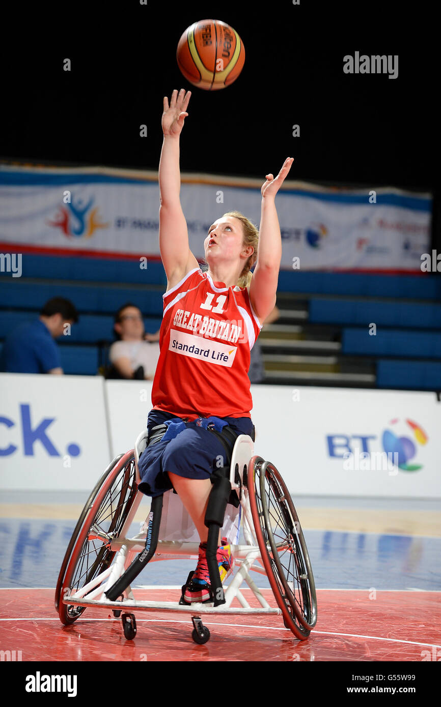Madeleine Thompson, en Grande-Bretagne, en action pendant la séance  d'entraînement Avant le match de basket-ball en fauteuil roulant pour  femmes contre l'Australie Photo Stock - Alamy