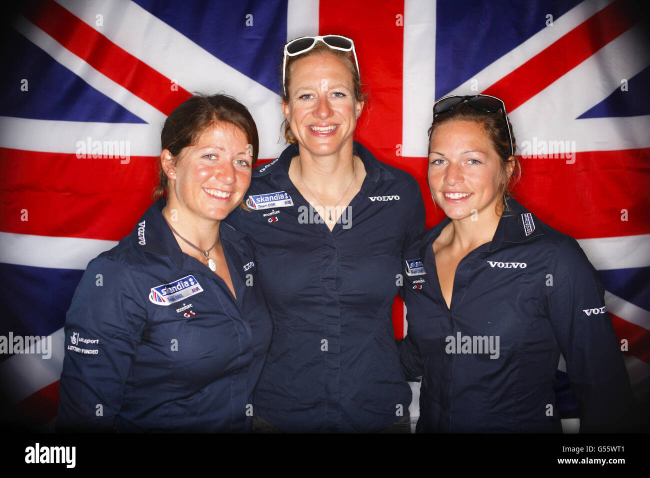 L'équipe féminine de course à voile Lucy MacGregor (à gauche), Annie Lush (au centre) et Kate MacGregor pendant une séance photo au centre de voile de Portland et Weymouth, à Weymouth. Banque D'Images