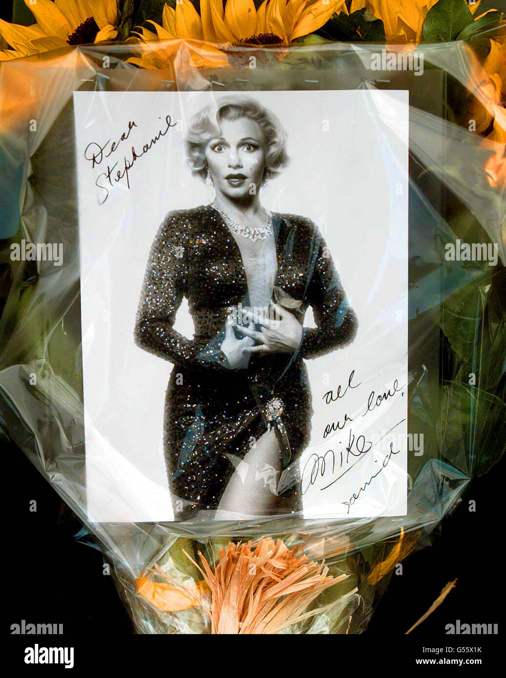 Fleurs aux funérailles de la star du West End Stephanie Lawrence à l'église catholique romaine de la Sainte Croix à Fulham, à l'ouest de Londres. Le favori musical de 50 ans est mort d'une maladie alcoolique du foie. *... Mme Lawrence était connue pour ses apparitions dans le site d'Andrew Lloyd Webber à Evita, Cats et Starlight Express. Banque D'Images
