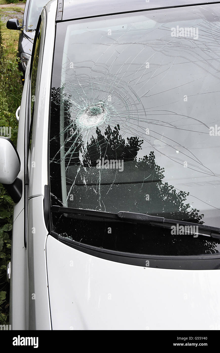 Pare-brise de voiture cassé de l'extérieur de la voiture Banque D'Images