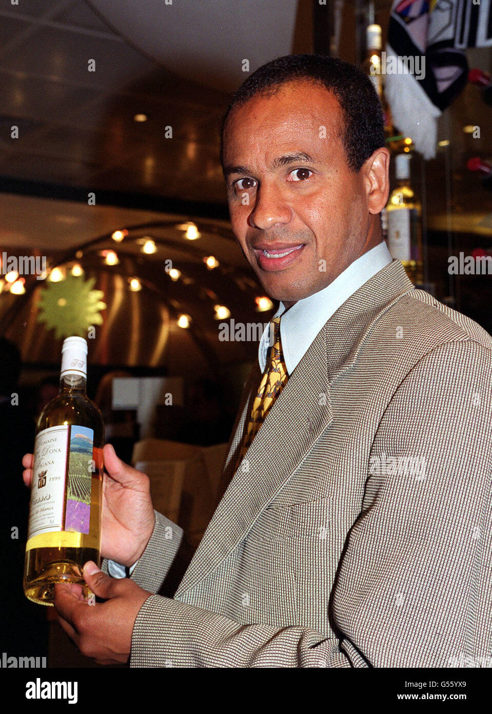 Le directeur du club de football de Fulham, Jean Tigana, lors du lancement  de son nouveau vin blanc sec, le domaine la Dona Tigana, à l'intérieur du  département des vins de Harrods