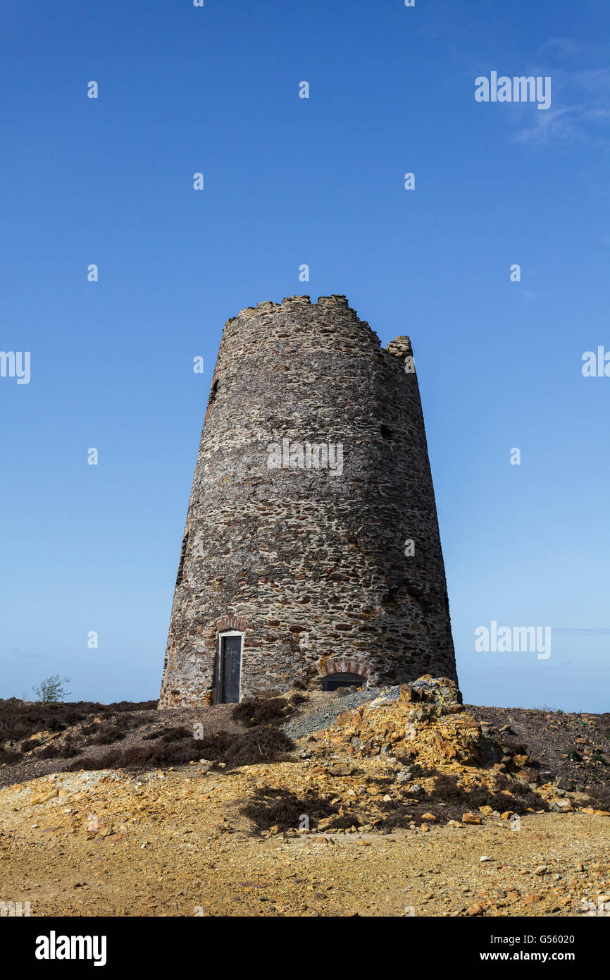 Moulin ruines à Parys Mine de cuivre de montagne sur l'île d'Anglesey Banque D'Images