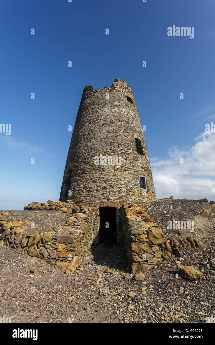 Moulin ruines à Parys Mine de cuivre de montagne sur l'île d'Anglesey Banque D'Images