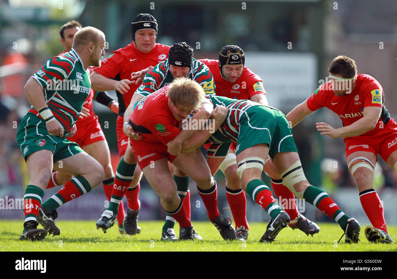 Saracens Rhys Gill est détenu par George Skivington de Leicester lors du match semi final Aviva Premiership à Welford Road, Leicester. Banque D'Images