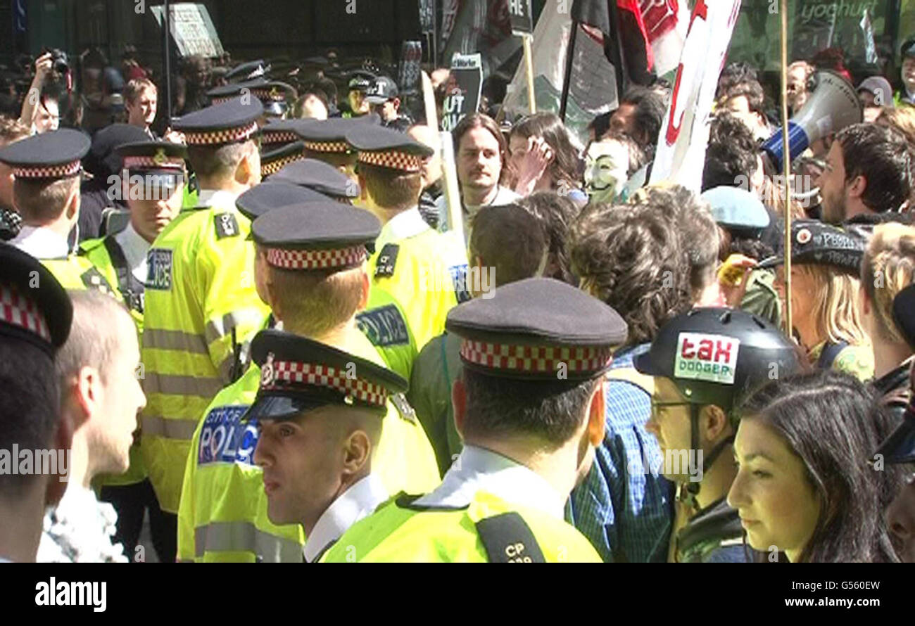 Des manifestants de la police et de l'anticapitalisme du mouvement Occupy lors d'une manifestation à Fetter Lane dans la City de Londres. Banque D'Images