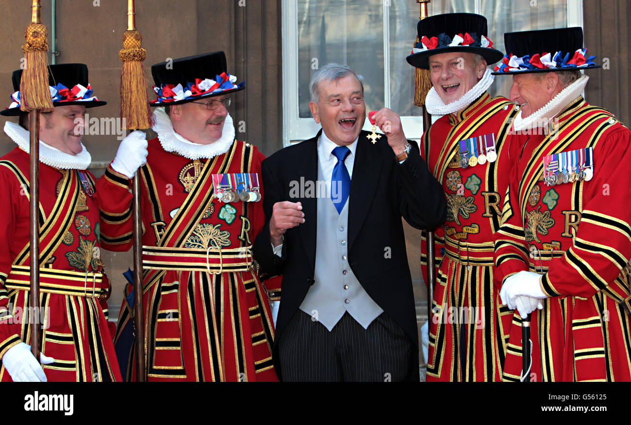 Harold (Dickie) Bird de Barnsley avec sa médaille d'officier de l'Empire britannique (OBE) qui a été présentée par le Prince de Galles lors d'une cérémonie d'investiture à Buckingham Palace, dans le centre de Londres. Banque D'Images